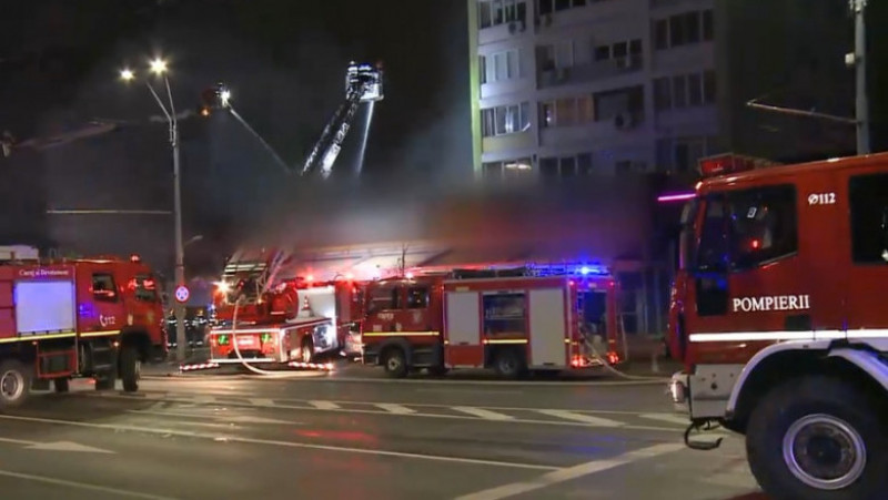 Un incendiu puternic a izbucnit în noaptea de marți spre miercuri, la o cunoscută șaormerie din centrul Bucureștiului. FOTO: captură Digi24