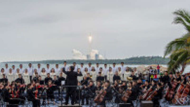 O orchestră cântă în timpul lansării. Sursa foto: Profimedia Images | Poza 4 din 8