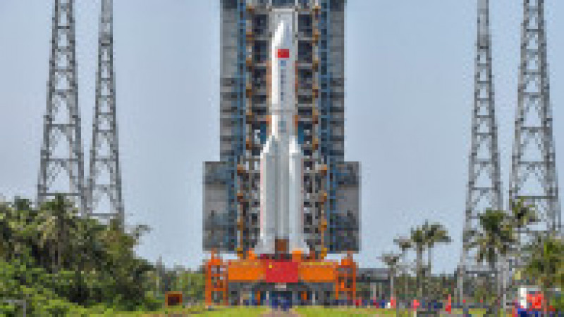 Racheta Long-March 5B, care transportă modulul Tianhe, înaintea lansării din provincia Hainan. Sursa foto: Profimedia Images | Poza 7 din 8