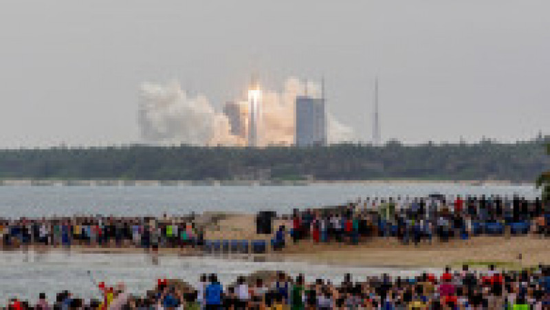 Oamenii urmăresc lansarea din provicia Hainan. Sursa foto: Profimedia Images | Poza 5 din 8