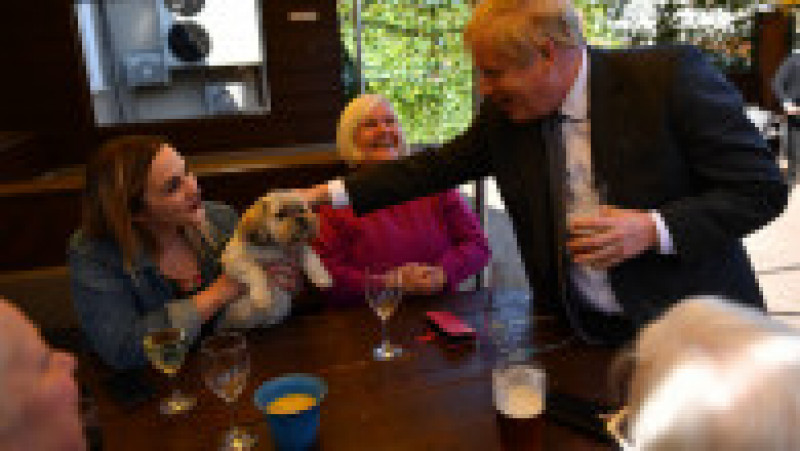 Prim-ministrul britanic Boris Johnson a ieșit într-un pub, după relaxarea restricțiilor. Foto: Profimedia Images | Poza 5 din 5