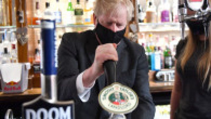 Prim-ministrul britanic Boris Johnson a ieșit într-un pub, după relaxarea restricțiilor. Foto: Profimedia Images | Poza 1 din 5