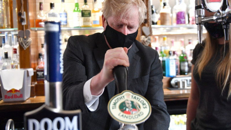 Prim-ministrul britanic Boris Johnson a ieșit într-un pub, după relaxarea restricțiilor. Foto: Profimedia Images