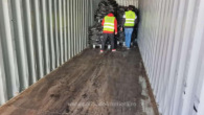 Container din Marea Britanie încărcat cu 25 de tone de deșeuri de cauciuc, găsit în Portul Constanța. FOTO: Politia de Frontiera | Poza 2 din 3