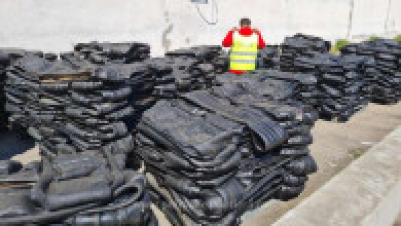 Container din Marea Britanie încărcat cu 25 de tone de deșeuri de cauciuc, găsit în Portul Constanța. FOTO: Politia de Frontiera | Poza 3 din 3
