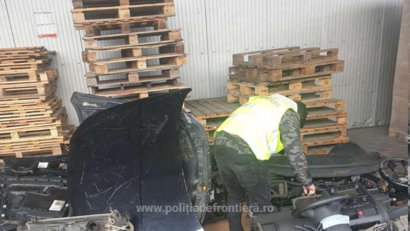 Deșeuri auto neconforme, descoperite într-un container în Portul Constanța Foto: Poliția de Frontieră