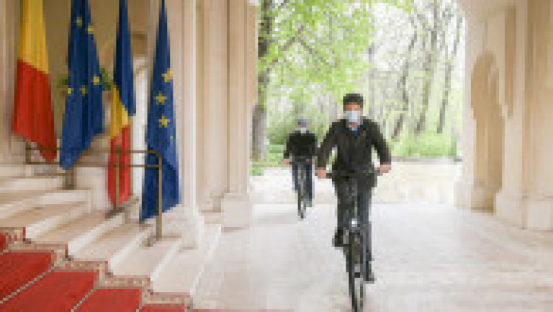 Klaus Iohannis merge cu bicicleta la Palatul Cotroceni în Vinerea Verde. Foto: presidency.ro | Poza 3 din 8