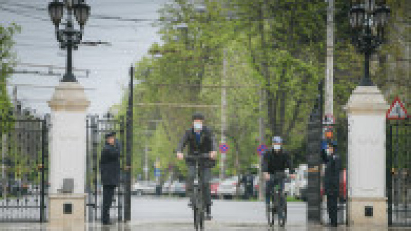 Klaus Iohannis merge cu bicicleta la Palatul Cotroceni în Vinerea Verde. Foto: presidency.ro | Poza 1 din 8