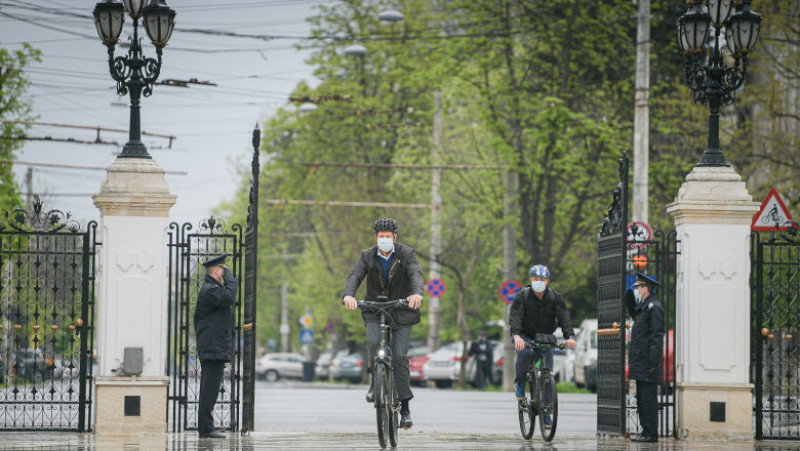 Klaus Iohannis merge cu bicicleta la Palatul Cotroceni în Vinerea Verde. Foto: presidency.ro