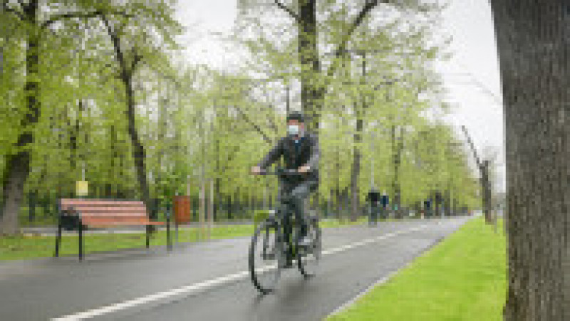 Klaus Iohannis merge cu bicicleta la Palatul Cotroceni în Vinerea Verde. Foto: presidency.ro | Poza 2 din 8