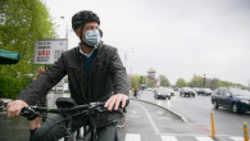 Klaus Iohannis merge cu bicicleta la Palatul Cotroceni în Vinerea Verde. Foto: presidency.ro | Poza 4 din 8