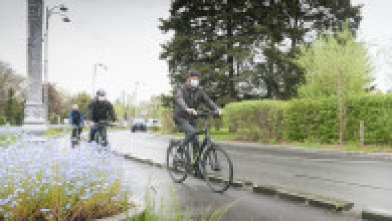 Klaus Iohannis merge cu bicicleta la Palatul Cotroceni în Vinerea Verde. Foto: presidency.ro | Poza 5 din 8