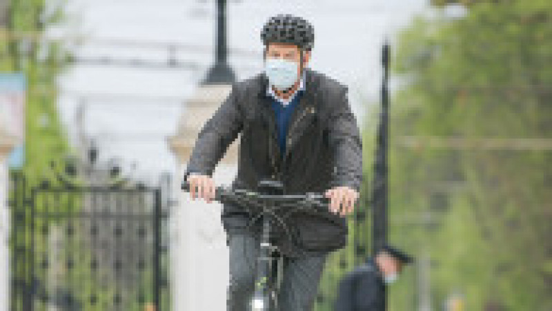 Klaus Iohannis merge cu bicicleta la Palatul Cotroceni în Vinerea Verde. Foto: presidency.ro | Poza 7 din 8