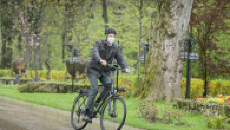 Klaus Iohannis merge cu bicicleta la Palatul Cotroceni în Vinerea Verde. Foto: presidency.ro | Poza 8 din 8