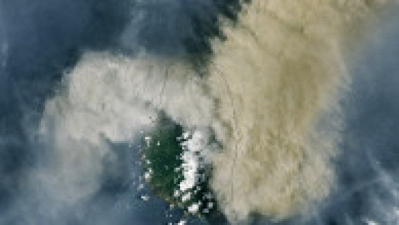 Erupția vulcanului La Soufriere din Caraibe văzută din spațiu Foto: NASA/Earthview | Poza 3 din 8