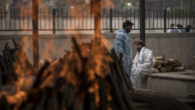 Infectările cu COVID au scăpat de sub control la jumătatea lunii aprilie în India, iar persoanele decedate sunt incinerate în masă. Foto: GettyImages | Poza 6 din 7