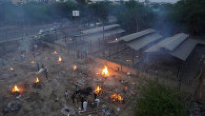 Infectările cu COVID au scăpat de sub control la jumătatea lunii aprilie în India, iar persoanele decedate sunt incinerate în masă. Foto: Profimedia Images | Poza 1 din 7