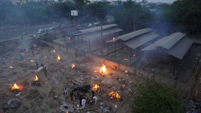 Infectările cu COVID au scăpat de sub control la jumătatea lunii aprilie în India, iar persoanele decedate sunt incinerate în masă. Foto: Profimedia Images