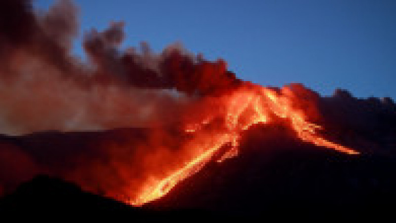 Râuri de lavă s-au scurs pe versantul sud estic al vulcanului Etna, înalt de 3.300 de metri. Foto: Profimedia | Poza 33 din 81