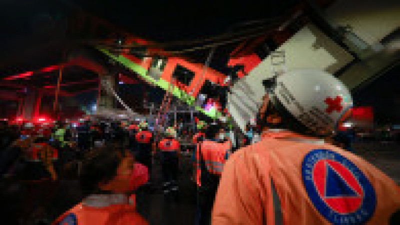 O linie suspendată de metrou s-a prăbușit cu tot cu vagoane, în capitala Mexicului. Foto: Getty Images | Poza 8 din 11