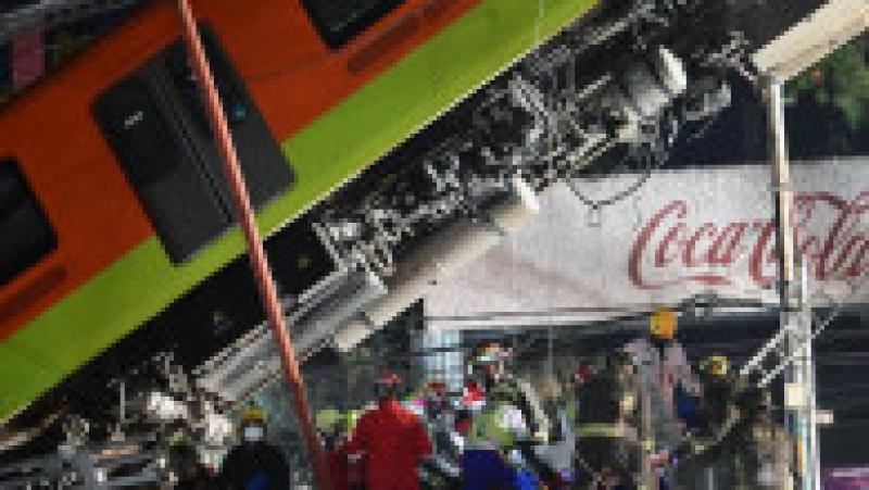 O linie supraterană de metrou și vagoanele de pe ea s-au prăbușit peste un drum aglomerat, în Mexico City FOTO: Profimedia Images | Poza 4 din 21
