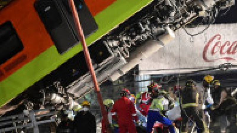 O linie supraterană de metrou și vagoanele de pe ea s-au prăbușit peste un drum aglomerat, în Mexico City FOTO: Profimedia Images | Poza 8 din 21