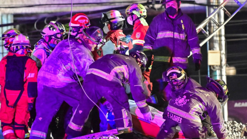 O linie supraterană de metrou și vagoanele de pe ea s-au prăbușit peste un drum aglomerat, în Mexico City FOTO: Profimedia Images