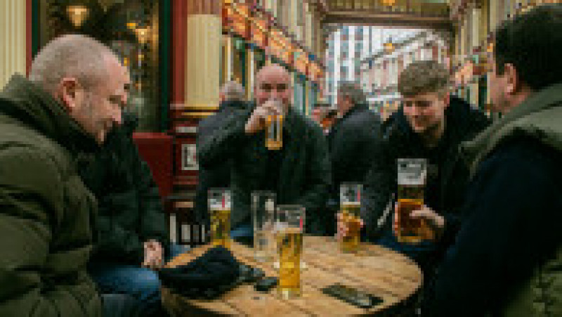 Proprietarii de pub-uri din Marea Britanie nu mai fac față cererii crescute de bere, după redeschiderea teraselor Foto: Profimedia | Poza 1 din 8