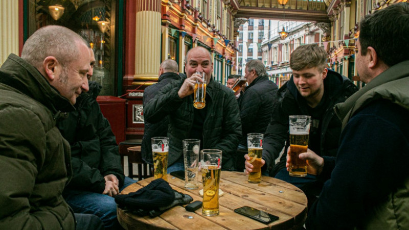 Proprietarii de pub-uri din Marea Britanie nu mai fac față cererii crescute de bere, după redeschiderea teraselor Foto: Profimedia