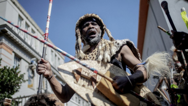 Parada poporului Zulu, cu o zi înainte de înmormântarea reginei lor FOTO: Profimedia Images