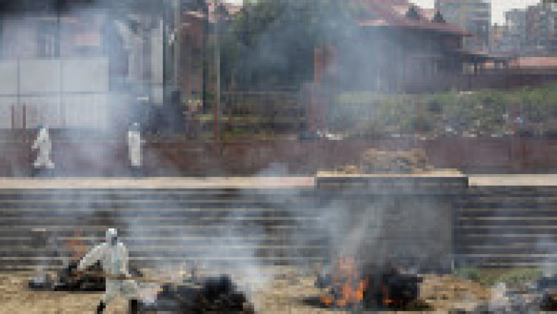 Nepal a ajuns în pragul unui colaps sanitar, fiind lovit de un puternic val Covid. FOTO: Agerpres | Poza 1 din 6