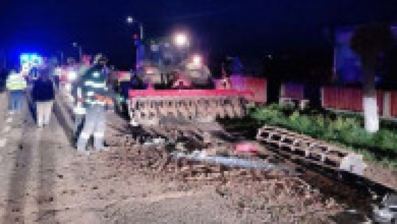 Accident grav pe raza localităţii Clit, județul Suceava. O persoană a murit şi alta a fost grav rănită în urma coliziunii dintre un tractor şi un autoturism. Foto: ISU Suceava | Poza 4 din 5