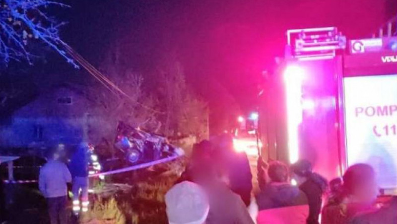 Accident grav pe raza localităţii Clit, județul Suceava. O persoană a murit şi alta a fost grav rănită în urma coliziunii dintre un tractor şi un autoturism. Foto: ISU Suceava