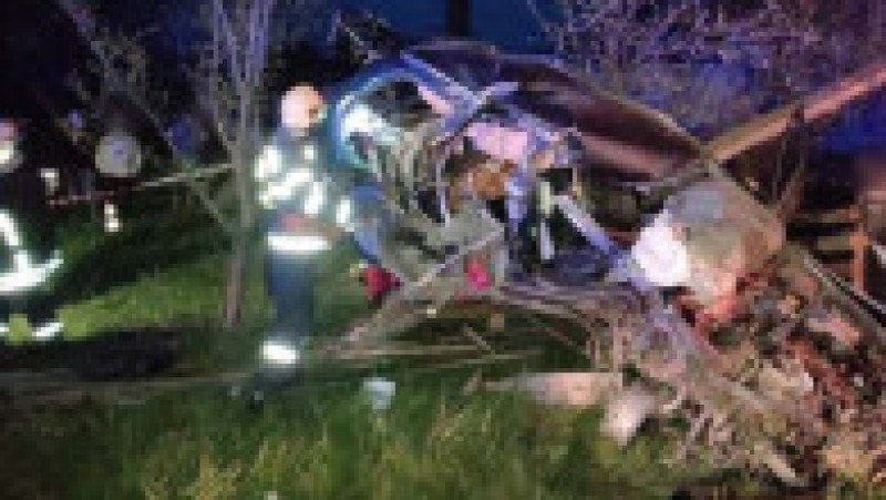 Accident grav pe raza localităţii Clit, județul Suceava. O persoană a murit şi alta a fost grav rănită în urma coliziunii dintre un tractor şi un autoturism. Foto: ISU Suceava | Poza 3 din 5