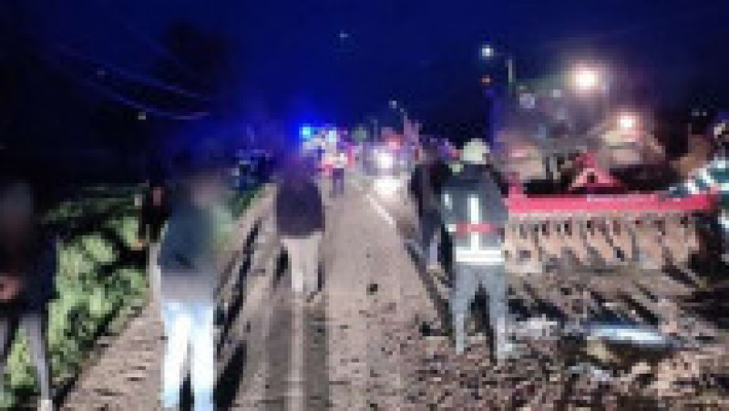 Accident grav pe raza localităţii Clit, județul Suceava. O persoană a murit şi alta a fost grav rănită în urma coliziunii dintre un tractor şi un autoturism. Foto: ISU Suceava | Poza 5 din 5
