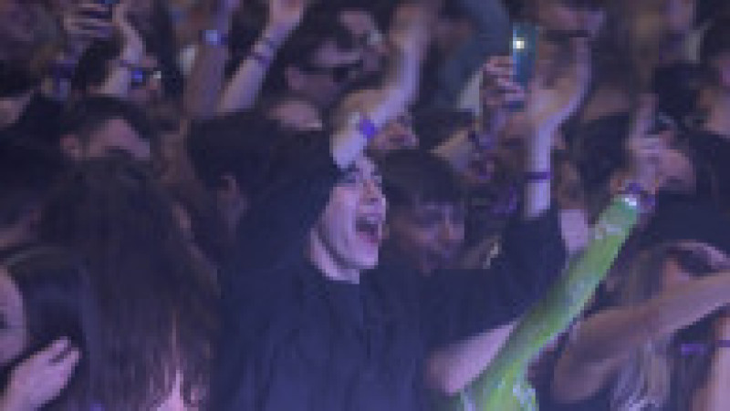 Mii de tineri pe ringul de dans la o petrecere-pilot fără măşti şi distanţare socială, organizată de guvern în Liverpool. Foto: Profimedia Images | Poza 1 din 4