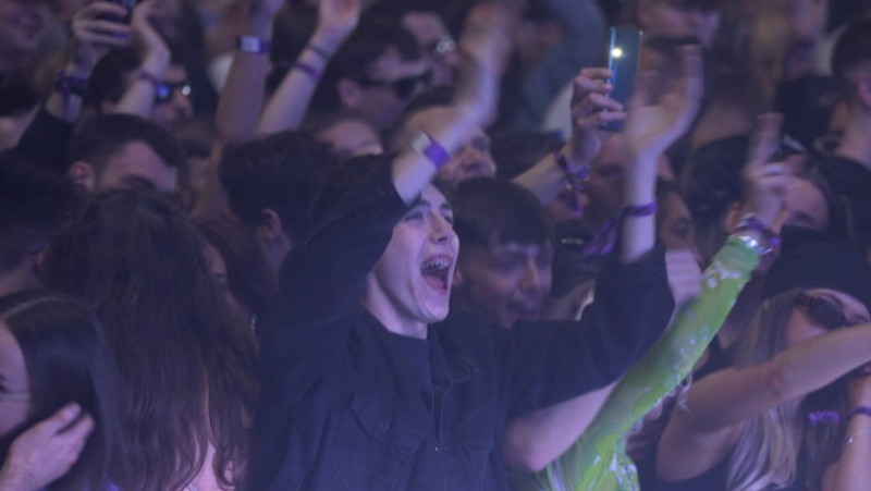 Mii de tineri pe ringul de dans la o petrecere-pilot fără măşti şi distanţare socială, organizată de guvern în Liverpool. Foto: Profimedia Images