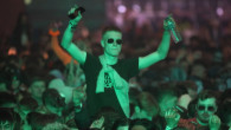 Mii de tineri pe ringul de dans la o petrecere-pilot fără măşti şi distanţare socială, organizată de guvern în Liverpool. Foto: Profimedia Images | Poza 3 din 4