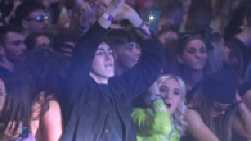 Mii de tineri pe ringul de dans la o petrecere-pilot fără măşti şi distanţare socială, organizată de guvern în Liverpool. Foto: Profimedia Images | Poza 4 din 4