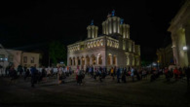 Oamenii păstează distanțarea la slujba de Înviere de la Patriarhie. Foto: Basilica.ro | Poza 3 din 10