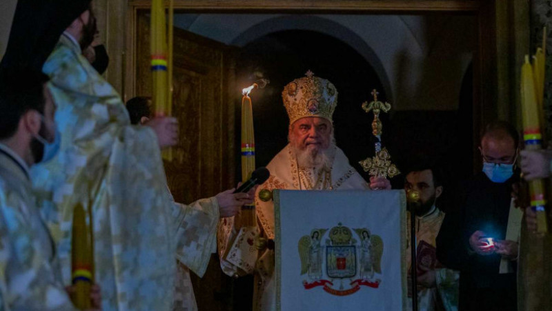 Patiarhul Daniel oficiază slujba de înviere de la Patriarhie. Foto: Basilica.ro
