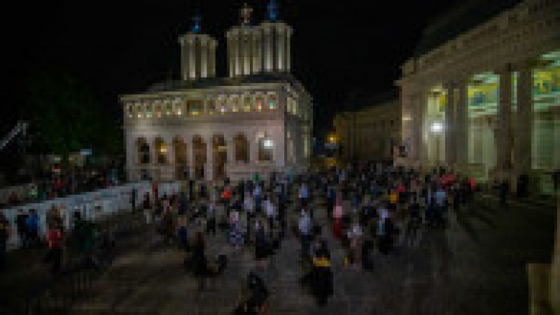 Oamenii păstează distanțarea la slujba de Înviere de la Patriarhie. Foto: Basilica.ro | Poza 10 din 10
