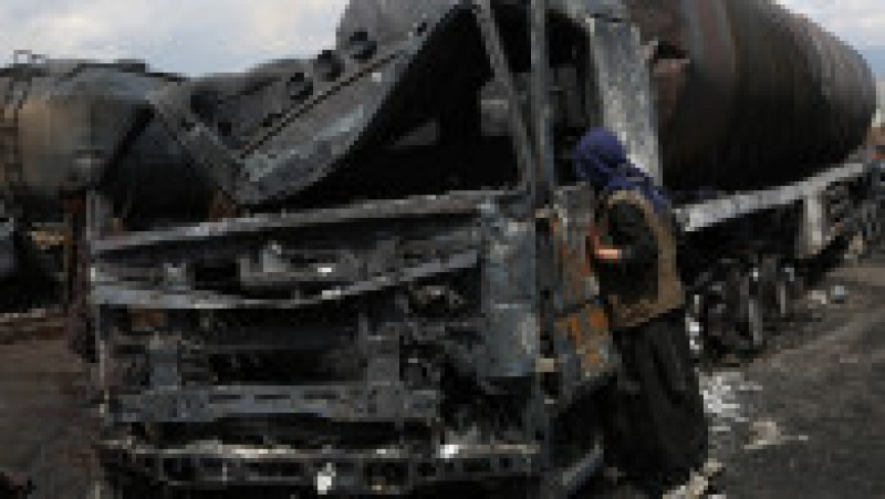 Zeci de autovehicule care stăteau la coadă pentru a primi permisiunea să intre în capitala Afganistanului, Kabul, au luat foc, între ele mai multe camioane-cisternă pline cu combustibil. Sursa foto: Profimedia Images | Poza 4 din 10