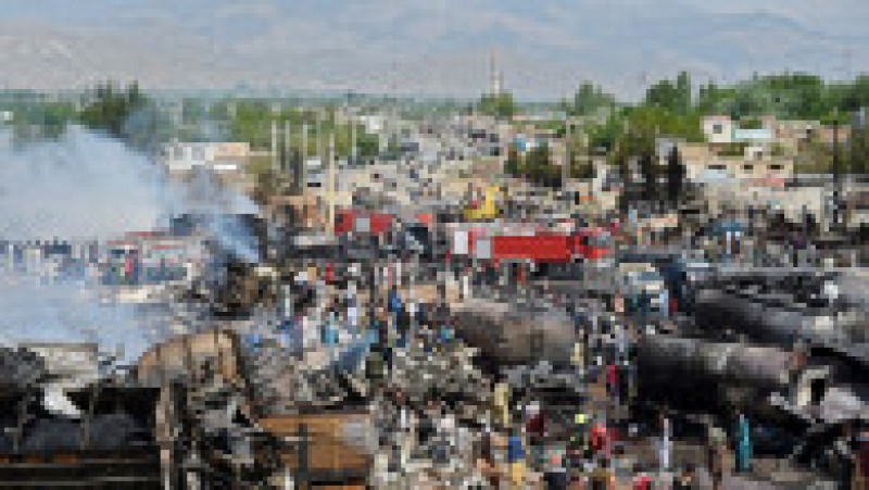 Zeci de autovehicule care stăteau la coadă pentru a primi permisiunea să intre în capitala Afganistanului, Kabul, au luat foc, între ele mai multe camioane-cisternă pline cu combustibil. Sursa foto: Profimedia Images | Poza 5 din 10