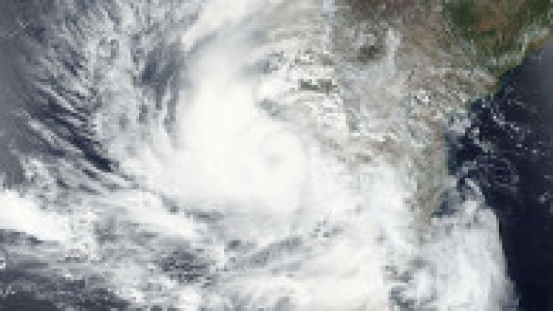 Statul indian Gujarat se pregătește să fie lovit de ciclonul Tauktae, cea mai puternică furtună care a lovit regiunea în ultimii 25 de ani. Sursa foto: AFP PHOTO / NOAA/CIRA/RAMMB / HANDOUT / Profimedia Images | Poza 8 din 9