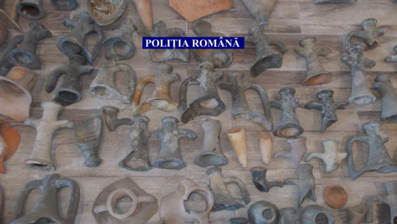 Obiecte de patrimoniu confiscate de polițiști în cadrul operațiunii Pandora V. Foto: Poliția Română