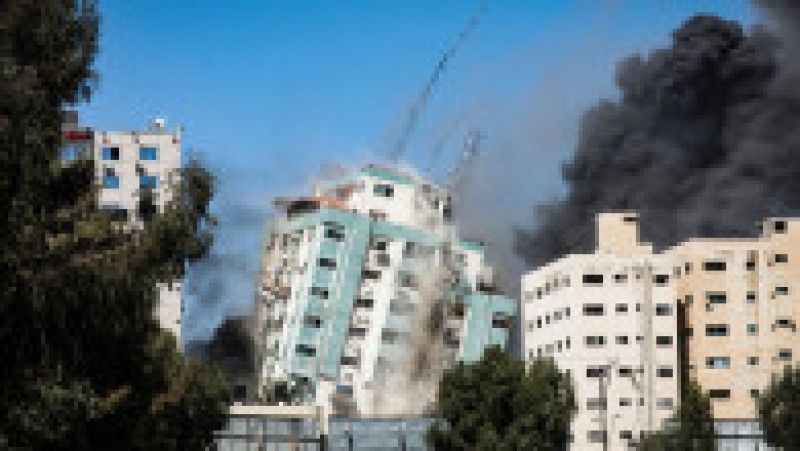 Turnul al-Jalaa din Gaza City începe să cadă Foto: Profimedia | Poza 2 din 3