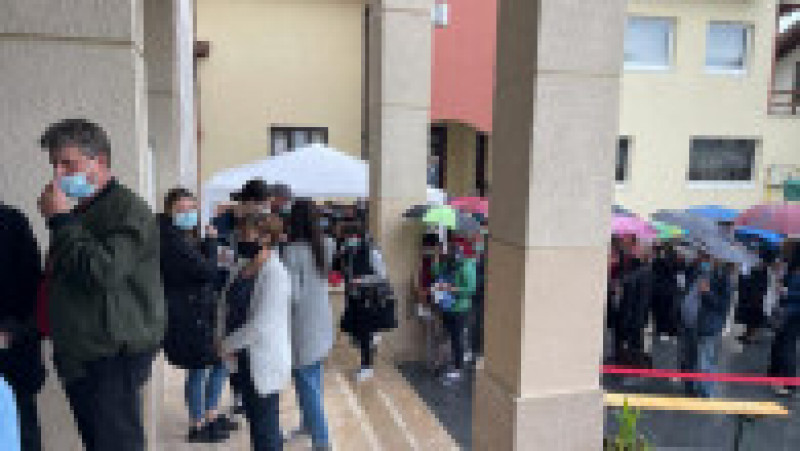 Zeci de oameni așteaptă în ploaie să se vaccineze împotriva COVID-19 în Blaj, județul Alba. Foto: Alexandru Sinea/ Facebook | Poza 3 din 5