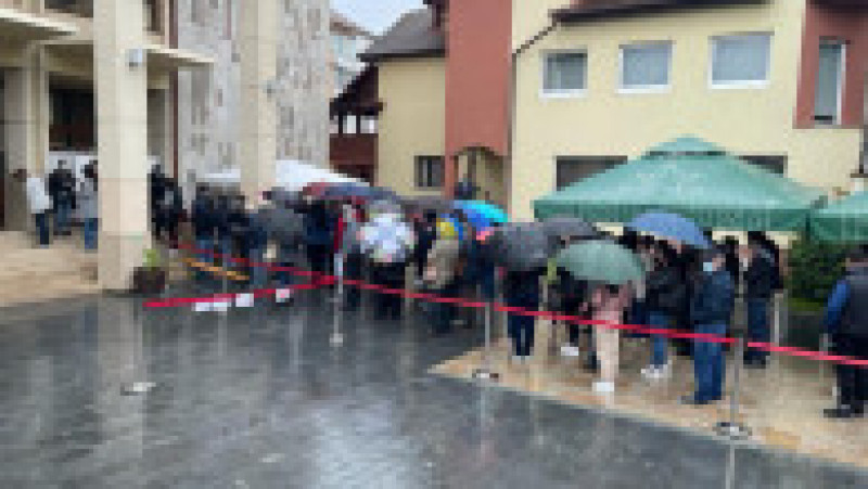 Zeci de oameni așteaptă în ploaie să se vaccineze împotriva COVID-19 în Blaj, județul Alba. Foto: Alexandru Sinea/ Facebook | Poza 2 din 5