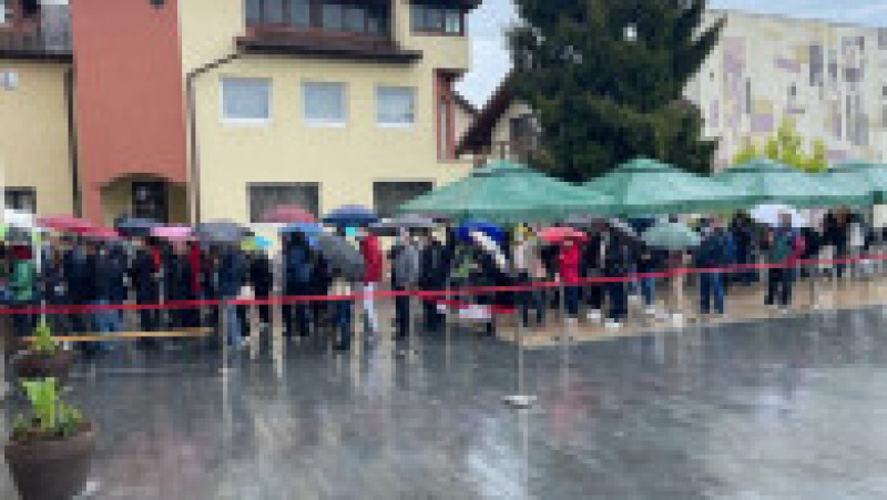 Zeci de oameni așteaptă în ploaie să se vaccineze împotriva COVID-19 în Blaj, județul Alba. Foto: Alexandru Sinea/ Facebook | Poza 5 din 5